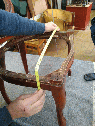 意識体の取り憑いた椅子の修理